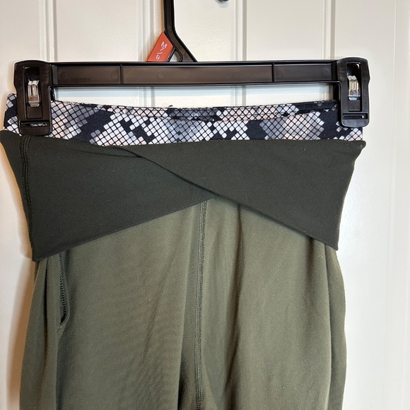 Lululemon Crop Leggings/Joggers - Picture 6 of 8